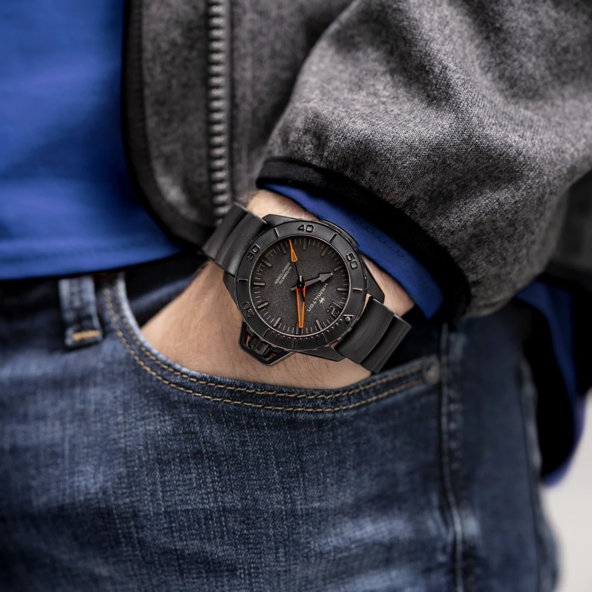 HAMILTON KHAKI NAVY FROGMAN AUTO negru curea din cauciuc close up incheietura